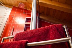 Ferienwohnung Am Loferwasser في اريت ايم فينكل: حمام به مناشف حمراء على رف مناشف