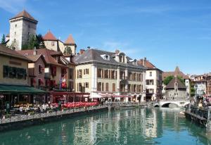 une rivière dans une ville avec des bâtiments et un pont dans l'établissement ANNECY 2 Fg Sainte Claire vieille ville 4pers 3 étoiles proche lac et gare, à Annecy