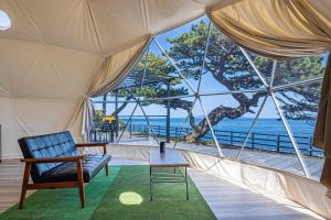 Pokój z namiotem z krzesłem i stołem w obiekcie La-gum - Vacation STAY 42361v w mieście Inatori