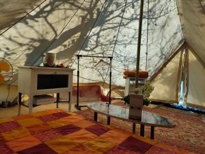 una camera con tenda e tavolo di terrebio Chalet a Visnadello