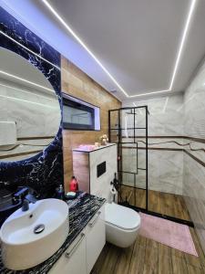 een badkamer met een wastafel en een toilet bij Къща за гости Vip House 