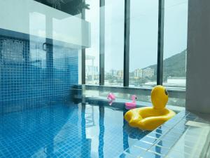 uma casa de banho com uma piscina com um pato de borracha amarelo em Duplex w indoor private pool - 12 pax - Ampang Jaya em Ampang