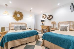 1 dormitorio con 2 camas, mesa y escritorio en Hotel Las Américas, en Málaga