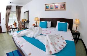 Un pat sau paturi într-o cameră la Coco Royal Beach Resort Pvt Ltd