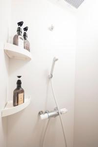 łazienka z dwoma dozownikami mydła na ścianie w obiekcie La-gum - Vacation STAY 23965v w mieście Inatori