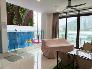 uma sala de estar com uma mesa e uma piscina em Duplex w indoor private pool - 12 pax - Ampang Jaya em Ampang