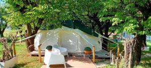 Tenda bianca con tavolo e sedie sotto un albero di terrebio Chalet a Visnadello