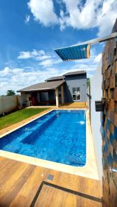 博伊圖瓦的住宿－Vivenda Bela Vista，房屋前的游泳池