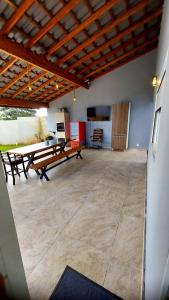 sala de estar amplia con mesa y cocina en Vivenda Bela Vista, en Boituva