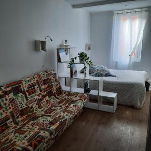 een woonkamer met een bed en een bank bij le bolca in Sausses