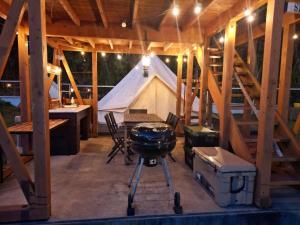 einen Grill und ein Zelt in einer Garage in der Unterkunft FARMER'S FIELDZ - Vacation STAY 42161v in Hongō