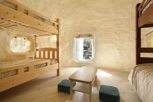 ein Schlafzimmer mit einem Etagenbett und einem Schreibtisch in der Unterkunft ASOGUNI Glamping - Vacation STAY 22084v in Oguni