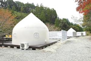 une grande tente en forme de dôme blanc avec une clôture blanche. dans l'établissement ASOGUNI Glamping - Vacation STAY 22084v, à Oguni