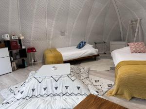 Zimmer mit 2 Betten und einem Laptop in einem Zelt in der Unterkunft ASOGUNI Glamping - Vacation STAY 42112v in Oguni