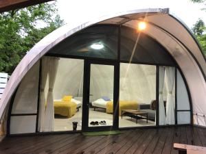 ein Kuppelhaus mit einem Schlafzimmer und einem Wohnzimmer in der Unterkunft ASOGUNI Glamping - Vacation STAY 42112v in Oguni