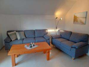 Ferienwohnung Maren Graf في نيوشتاد في هولشتاين: غرفة معيشة مع كنبتين وطاولة قهوة