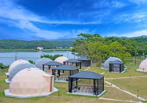 出雲市にあるGlamping Base IZUMO "Lakeside Hot Spring Hotel Kun - Vacation STAY 42019vの湖畔の野原の一団
