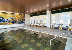 בריכת השחייה שנמצאת ב-Glamping Base IZUMO "Lakeside Hot Spring Hotel Kun - Vacation STAY 42017v או באזור