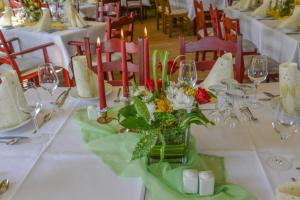 een tafel met een vaas met bloemen en kaarsen erop bij Hotel Diekgerdes Standard in Cloppenburg
