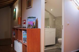 Habitación con baño con lavabo y aseo. en Lisbon Explorer's Hideaway: Your Perfect Spot en Lisboa