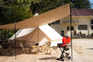 uma grande tenda com uma mesa e cadeiras em Bunko Stay Haruhi - Vacation STAY 42139v 