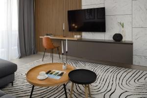 TV a/nebo společenská místnost v ubytování Chic Condo at Urban