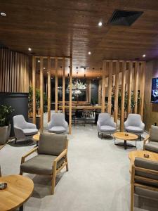 un vestíbulo con sillas y mesas y un comedor en Aparthotel Zlatni Javor - Apartman 511, en Jahorina