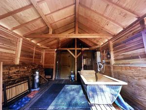 una camera con piscina in una casa di legno di Kuruma Asobi Adventure Field Appi - Camp - Vacation STAY 42160v a Hachimantai