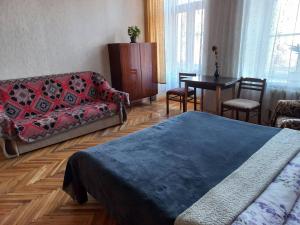 Tempat tidur dalam kamar di ВВ-ХОСТЕЛ