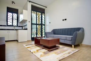 - un salon avec un canapé bleu et une table dans l'établissement ATA Luxe Apartments, à Kira