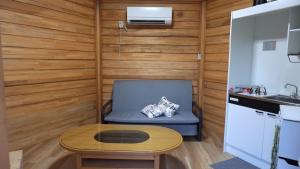 Habitación pequeña con mesa y silla en Ayu no Sato Park Campsite - Vacation STAY 42154v en Shōbara