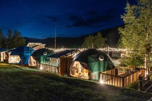 une rangée de tentes dans un champ la nuit dans l'établissement Yufutsu-gun - Camp - Vacation STAY 42175v, à Shimukappu