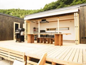 una cocina al aire libre con terraza y parrilla en HOLE37 - Vacation STAY 42201v, 