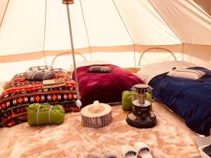 pokój z 2 łóżkami i namiotem w obiekcie Tanesashi Campsite - Camp - Vacation STAY 42214v w mieście Hachinohe
