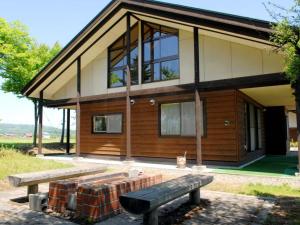 dom z dwoma ławkami przed nim w obiekcie Kabato County - Camp - Vacation STAY 42183v w mieście Shintotsukawa