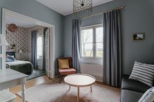 salon z łóżkiem i stołem w obiekcie Haga Slott w mieście Enköping