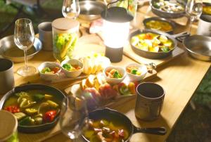 una mesa de madera con un montón de comida. en Kannami Springs Hotel Kannami Glamping - Camp - Vacation STAY 62739v, en Mishima