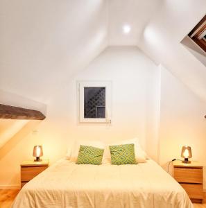 um quarto com uma cama com lençóis amarelos e 2 candeeiros em Maison Mayel - Logement Entier - Domaine Privé Résidentiel Chic & Nature em Lamorlaye