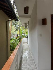 un pasillo de un edificio con en Gangu Guest House Unawatuna, en Unawatuna
