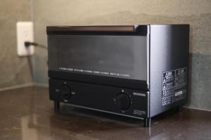 a microwave oven sitting on top of a counter at プラフィーノリゾートヴィラ in Ise