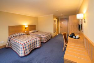 Un pat sau paturi într-o cameră la Ardgartan Hotel