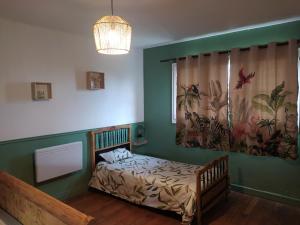 a small bedroom with a bed and a window at grand gîte à la campagne in Couvains