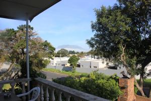 帕羅的住宿－Three Arches Guesthouse，房屋的阳台享有风景。