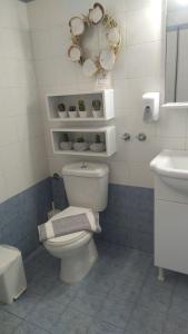 een badkamer met een toilet en een wastafel bij Mandrakia house in Mandrakia