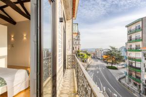 een balkon met uitzicht op een stadsstraat bij FindMe InPorto Bonfim in Porto