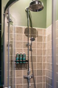 W łazience z przeszklonymi drzwiami znajduje się prysznic. w obiekcie The Garret w mieście Salisbury