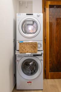 a washer and dryer with a basket on top of it at La dimora degli asinelli in Bologna