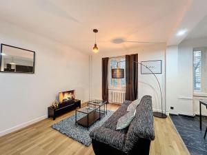 a living room with a couch and a fireplace at Cosy Appartement, Lyon 6è Barrier in Lyon