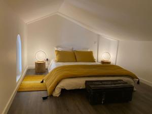 ein Schlafzimmer mit einem großen Bett mit zwei Lampen in der Unterkunft Villa quartier des fleurs 5 min Canet in Canet-en-Roussillon