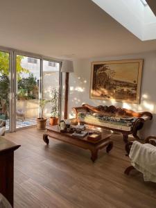 ein Wohnzimmer mit einem Sofa und einem Tisch in der Unterkunft Villa quartier des fleurs 5 min Canet in Canet-en-Roussillon